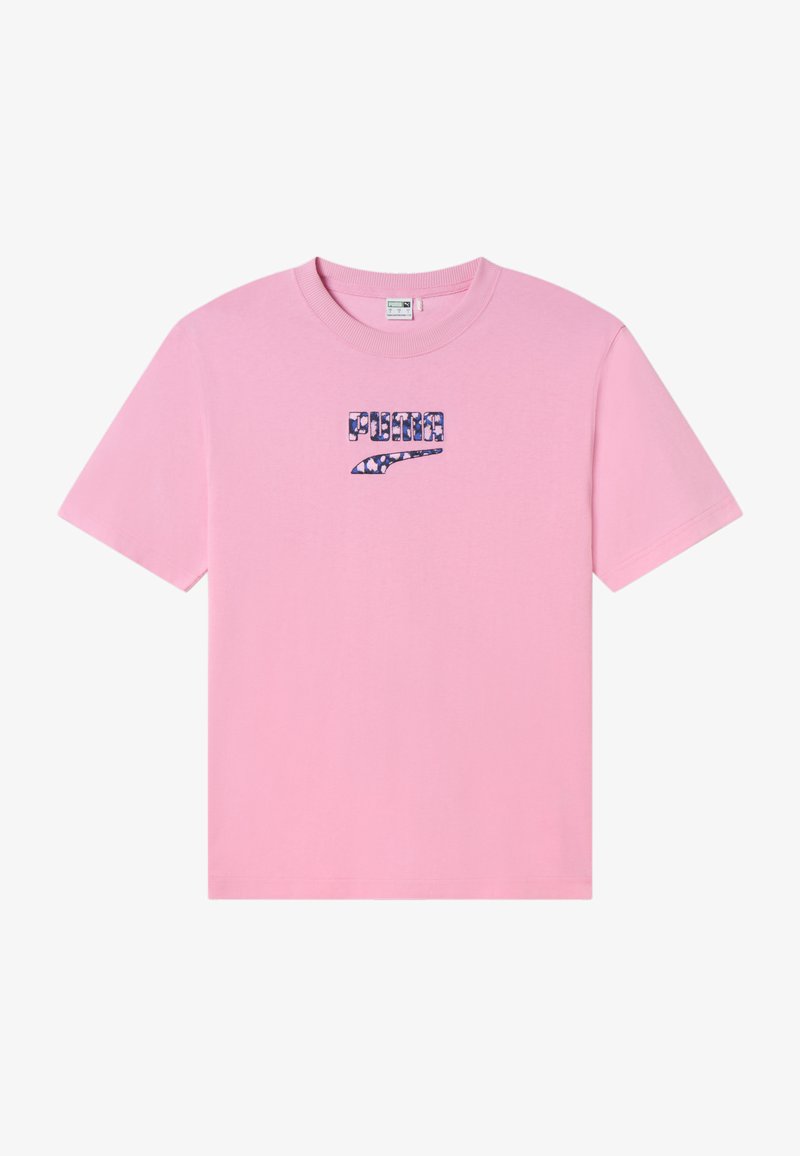 Camiseta de algodón rosa con un logo de patrón floral azul y texto. Diseño clásico de cuello redondo y mangas cortas.