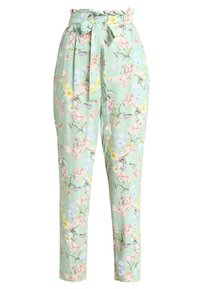 Světle zelené květinové kalhoty s páskem a vysokým pasem, zdobené pastelovými květy a ptáky, hladký materiál a zúžené nohavice.