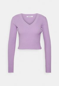 Top roxo de mangas longas com decote em V, design ajustado e comprimento cropped. Textura suave com padrões verticais.