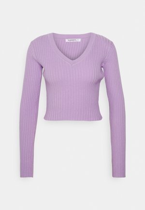 Top roxo de mangas longas com decote em V, design ajustado e comprimento cropped. Textura suave com padrões verticais.