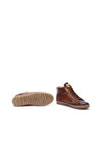 Bottines en cuir marron à tige haute avec une surface texturée, dotées d'une doublure intérieure beige, de semelles en caoutchouc et de lacets marron.