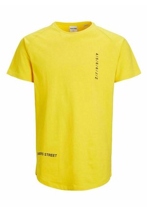 T-shirt jaune à manches courtes avec col rond, texte noir "4/5/6/6/JJ/Z" verticalement sur la poitrine et "CHAMBERS STREET" près de l'ourlet inférieur.