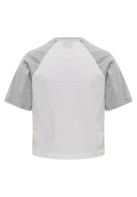 Kortærmet t-shirt med hvid krop og grå raglanærmer, lavet af bomuld, med en simpel, glat tekstur uden mønstre.