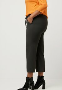 Ulla Popken 7/8 BÜGELFALTEN, ELASTIKBUND, BINDE - Pantalon classique - gray