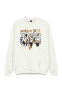 Hanorac alb cu guler rotund, având un design grafic cu alergători. Textul spune "KAOTIKO SOCIETY RUNNING CLUB" în portocaliu și maro.