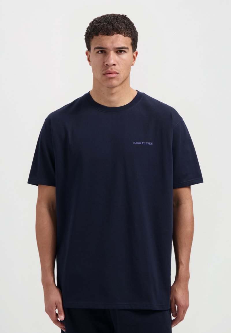 Navyblauwe katoenen t-shirt met korte mouwen, ronde halslijn en een klein "HANG ELEVEN" logo geborduurd op de linkerborst.