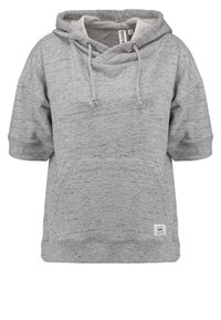 Sudadera gris de manga corta con bolsillo tipo canguro, capucha con cordón y tejido texturizado. Presenta una pequeña etiqueta de la marca en la parte inferior.