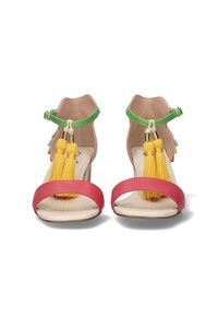 Sandalias de tacón alto coloridas con tiras rosas, bandas verdes en el tobillo y flecos amarillos. Cuero suave con un diseño decorativo.