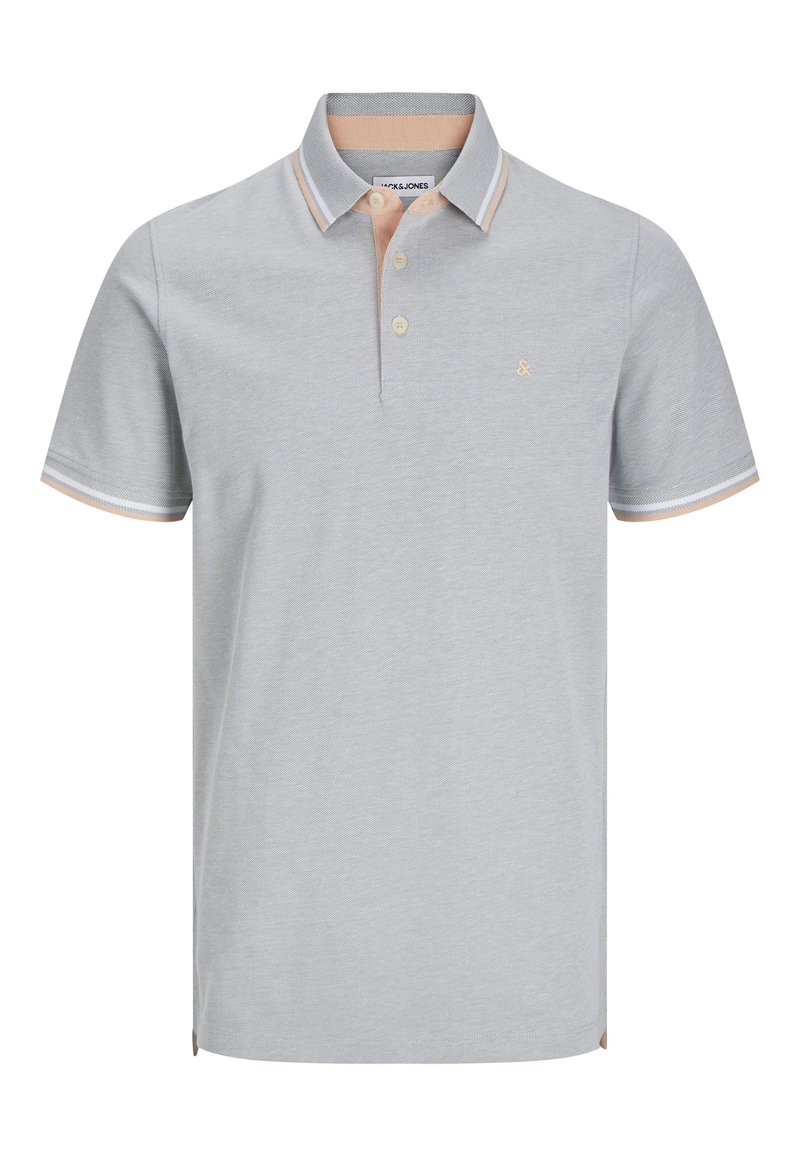 Lys grå piké med krage, to-knaps placket og kontrasterende ferskenstriper på kragen og ermene. Enkel logodekor.