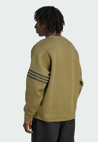 Felpa verde oliva con scollo rotondo e spalle scese. Presenta strisce blu marinato sulle maniche, realizzata in un tessuto morbido.