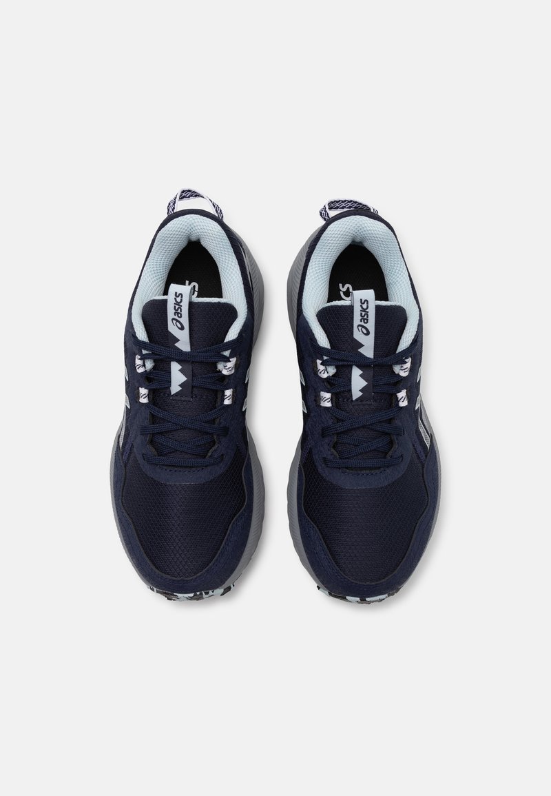 Baskets de sport bleu marine avec texture en maille, accents bleu clair contrastants, semelles grises et plusieurs œillets pour les lacets. Logo Asics visible.