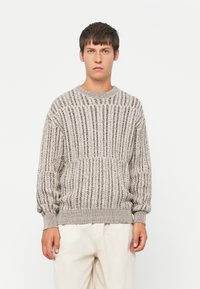 Strickpullover aus strukturiertem Material in hellbeige, mit vertikalen Streifen, rundem Halsausschnitt und gerippten Bündchen und Saum.