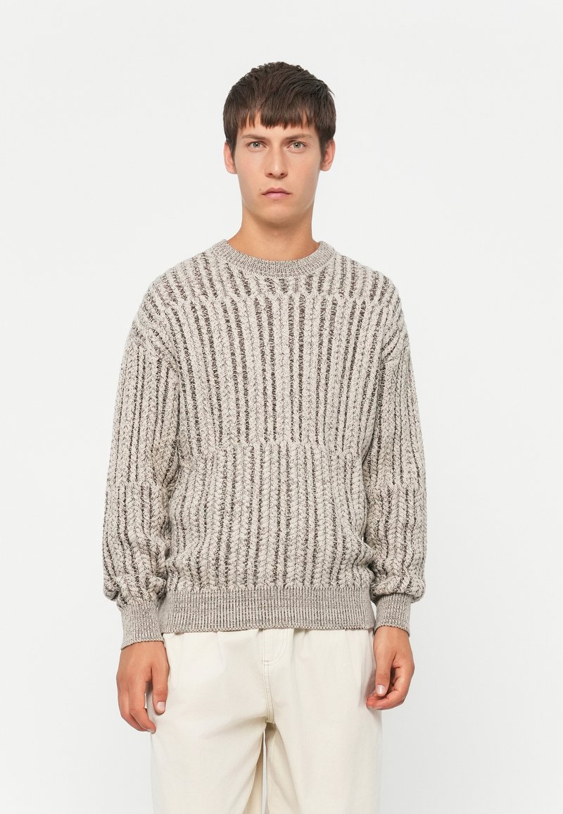 Strickpullover aus strukturiertem Material in hellbeige, mit vertikalen Streifen, rundem Halsausschnitt und gerippten Bündchen und Saum.