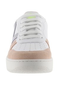 Sneaker bianco con accenti in suede rosa chiaro e grigio. Presenta punta arrotondata, scatola della punta perforata e lacci bianchi piatti. Suola bianca testurizzata.