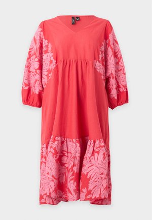 Vero Moda Curve, VMCTIPPE TROPA - Freizeitkleid - poinsettia