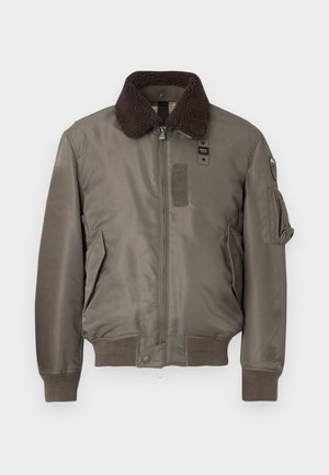 Brauner Kragen-Bomberjacke in Olivgrün mit Reißverschluss vorne, Seitentaschen und gerippten Bündchen und Saum. Das Material wirkt glatt mit einer matten Oberfläche.