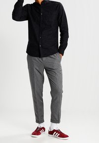 KIOMI Tygbyxor - mottled grey