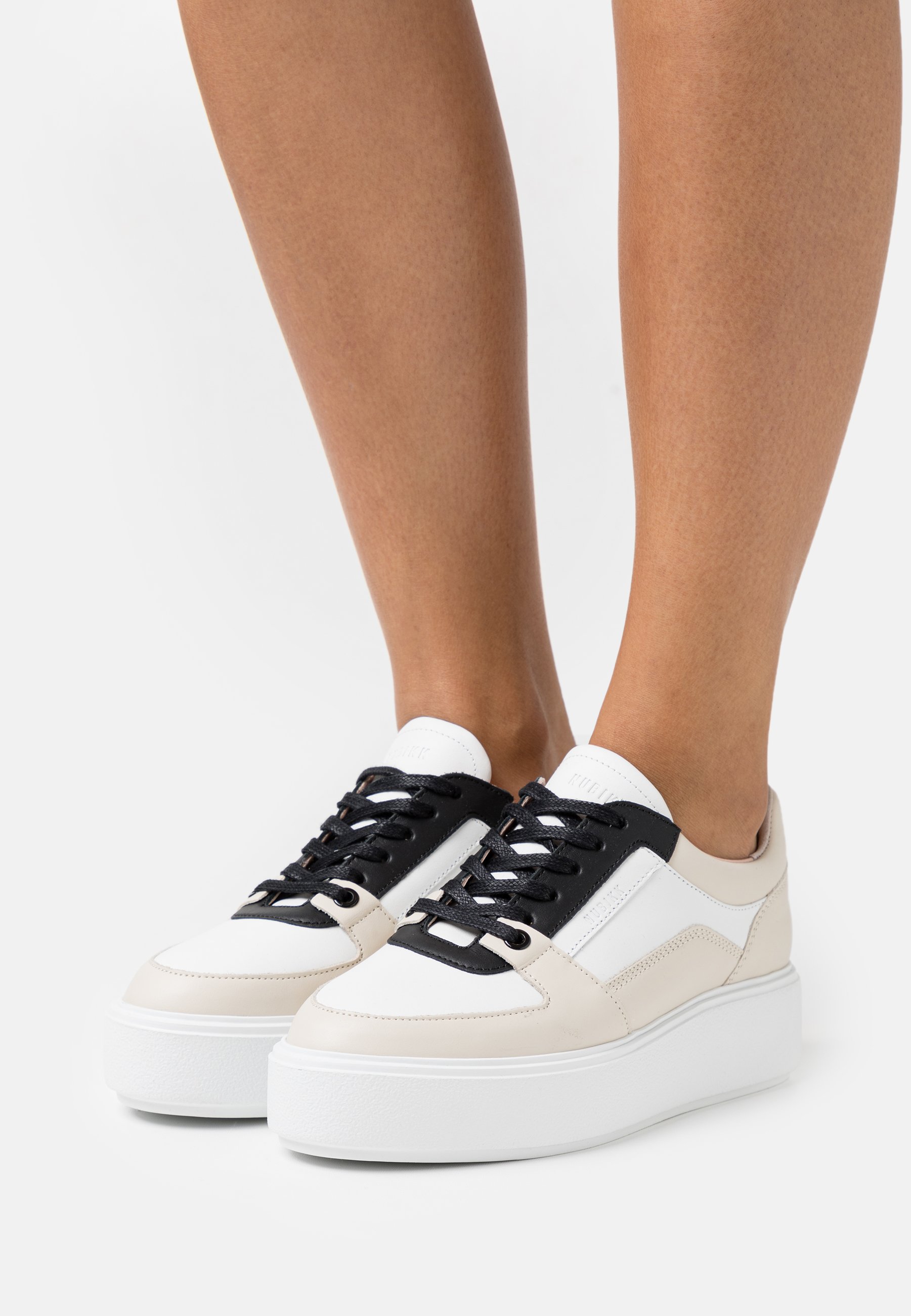 Nubikk Elise Bloom leren plateau sneakers beige/zwart - Schoenen.nl