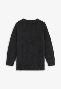 Jersey de punto gris oscuro con textura acanalada, escote redondo y mangas largas. La vista trasera muestra un patrón de punto grueso y uniforme.