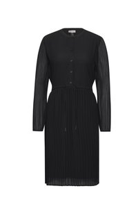 Robe noire en tissu pliss�é avec de longues manches transparentes, devant à boutons, encolure ronde et taille ajustable avec cordon.