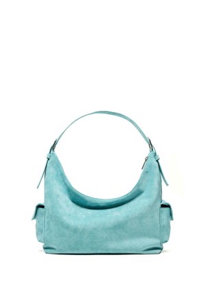 Borsa a tracolla in pelle scamosciata azzurro chiaro con manico superiore curvo, tasche laterali con patta e chiusura con cerniera su sfondo bianco.