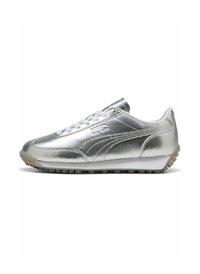 Sneaker argentata con una parte superiore metallica elegante, caratterizzata da un design con lacci, accenti texturizzati e una suola piatta in gomma con piccoli borchie.