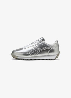 Zilveren sneaker met een slank metallic bovenwerk, voorzien van een vetersluiting, textuuraccenten en een platte rubberen zool met kleine studs.
