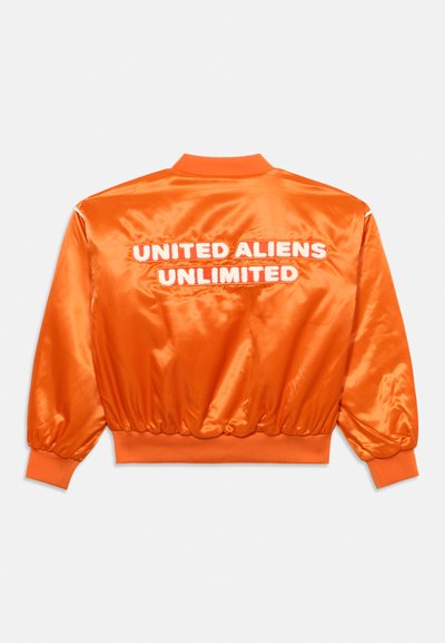 Φωτεινό πορτοκαλί σατέν bomber μπουφάν με ριμπ τελειώματα στις μανσέτες και στη μέση, με λευκό έντονο κείμενο "UNITED ALIENS UNLIMITED" στην πλάτη.