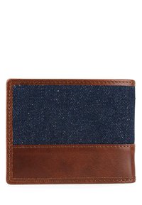 Cartera de mezclilla con parte superior de tela azul oscura y fondo de cuero marrón. Superficie texturizada con costuras visibles. Forma rectangular.