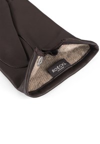 Braune Lederhandschuhe mit einem weichen Innenfutter, ausgestattet mit einem kleinen Logotag und einer dekorativen Naht am Saum. Glatte Textur.