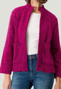 Fuchsiová pletená bunda s texturovaným vzorem, otevřeným předním dílem a dvěma předními kapsami; volný střih a rukávy střední délky.