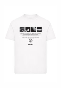 Weißes T-Shirt mit kurzen Ärmeln, das schwarze NASA-Grafiken zeigt, einschließlich Bildern des Mondes und eines Shuttles, mit bedrucktem Text darüber und darunter.