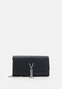 Pochette en cuir texturé noir avec chaîne en argent et fermoir en argent en forme de V, ornée de franges en chaîne suspendues.