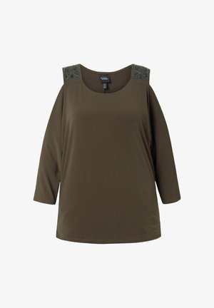 Olijfgroene top met driekwartmouwen en schouderversieringen, met een gladde textuur en ronde halslijn. Zacht, rekbaar materiaal.