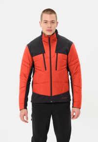 Veste isolée rouge et noire avec un design matelassé, comportant deux poches poitrine zippées et un col haut, fabriquée en matériau doux.
