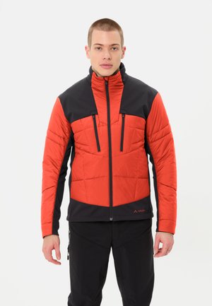Rote und schwarze isolierte Jacke mit gestepptem Design, ausgestattet mit zwei Reißverschlusstaschen auf der Brust und einem hohen Kragen, hergestellt aus weichem Material.