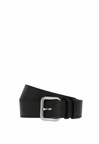 Cinturón de cuero negro con un acabado texturizado, que cuenta con una hebilla rectangular de metal plateado y múltiples agujeros de ajuste.