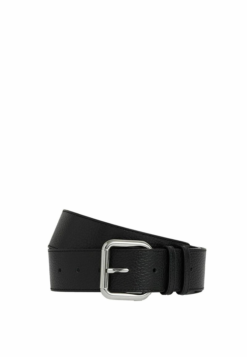 Cinturón de cuero negro con un acabado texturizado, que cuenta con una hebilla rectangular de metal plateado y múltiples agujeros de ajuste.