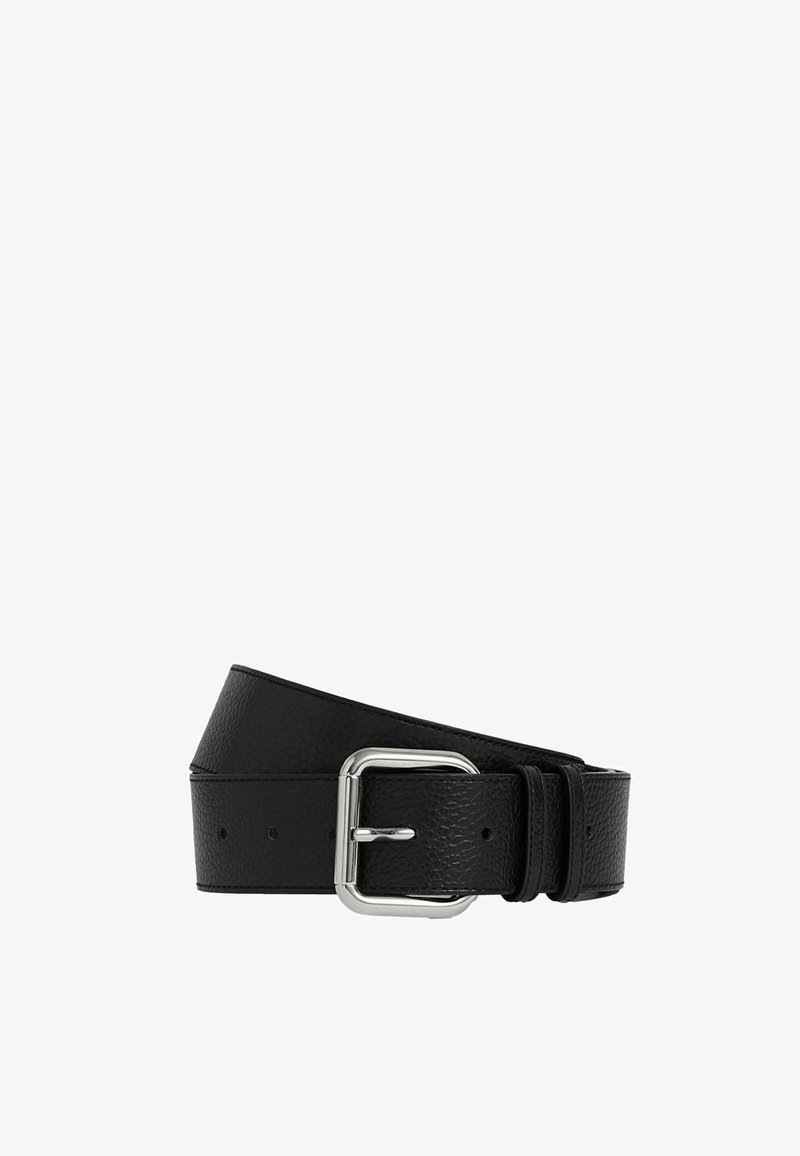 Cinturón de cuero negro con un acabado texturizado, que cuenta con una hebilla rectangular de metal plateado y múltiples agujeros de ajuste.