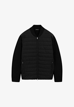 Schwarze Jacke mit gestepptem Design auf der Vorderseite und glattem Stoff an den Ärmeln. Mit Reißverschluss und zwei Seitentaschen.