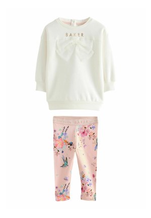 Sweatshirt blanc avec un nœud et le texte doré "BAKER", accompagné de leggings roses avec un motif floral et des oiseaux. Mélange de coton doux.