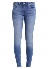 Jeans ajustados de denim azul medio con una textura suave, que cuentan con un diseño de cinco bolsillos y un ligero desvanecimiento para un aspecto desgastado.