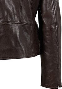 Braune Lederjacke mit glatter Textur, taillierter Passform und sichtbaren Nähten entlang der Ärmel und des Saums.