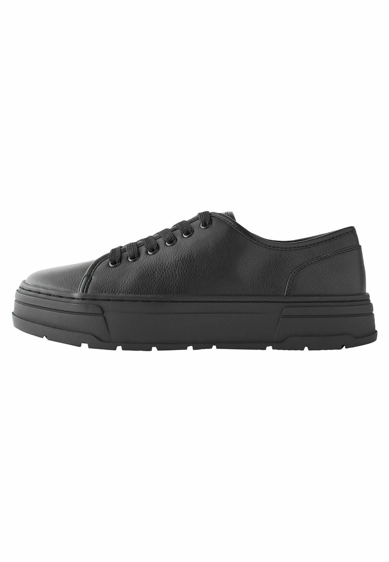 Adidași negri din piele cu vârf rotunjit, suprafață texturată, șase gromete și o talpă groasă din cauciuc. Design minimalistic fără modele.