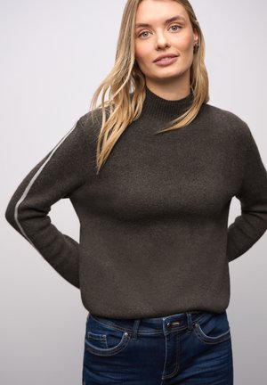 MIT TAPE-DETAILS - Pullover - braun