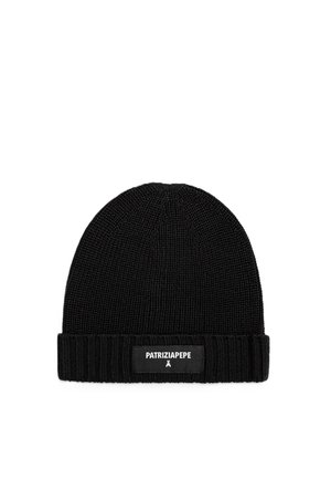 Cappello a maglia nero a coste con risvolto, con una toppa nera che mostra testo bianco "PATRIZIAPEPE" e piccolo logo sotto.