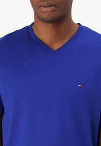 Tommy Hilfiger ESSENTIAL V NECK - Basic T-shirt - wedge blue