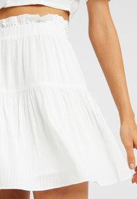 Honey Punch Áčková sukně - white