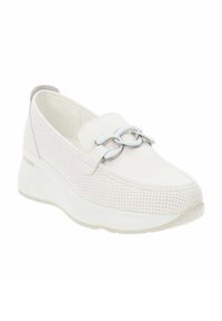 Scarpe bianche slip-on con tomaia testurizzata, caratterizzate da perforazioni e un accento in catena metallica blu chiaro. La suola spessa aggiunge altezza.