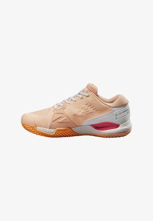 Zapatillas deportivas con cordones en rosa pálido, con un upper texturizado, acentos en blanco y suela de goma naranja; presenta un collar y lengüeta acolchados.